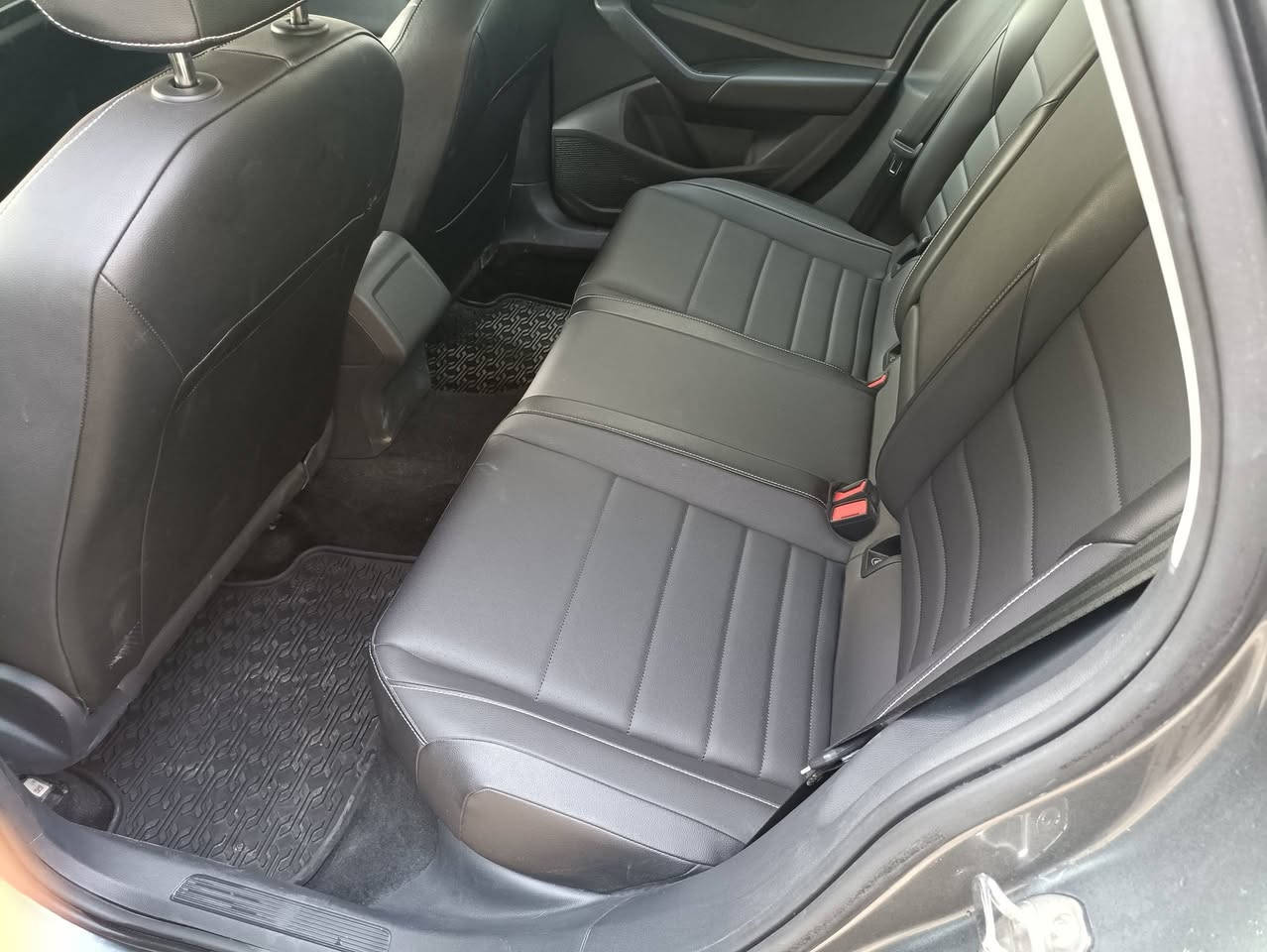 السلام عليكم  ..
للبيع
jetta 2023 Se 
ماشية 9000ml فقط 
سيارة نظيفة جدا وبلادي 
للتواصل  ***********
