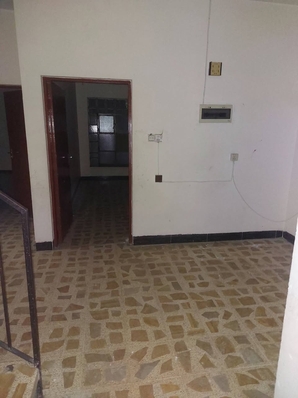 للبيع .
دار حي النور خلف ملعب كلاسيكو النور. 
المساحه ١٥٠ متر واجهة ٧.٥ متر والعمق ٢٠ متر .
بناء قديم صالح للسكن .
يحتوي على ٤ غرف نوم وهولين واستقبال مع باقي المشتملات. 
الدار فارغ وتسليم فوري ومكاتبه مع الشرعي مباشر. 
لمزيد من المعلومات والسعر الرجاء الاتصال على أرقام المكتب لطفا. 
***********
***********
***********
او مراجعة المكتب في حي النور بعد دورة زيناوه بأتجاة دانيه ماركت مقابل صيدليه الكوثر.
