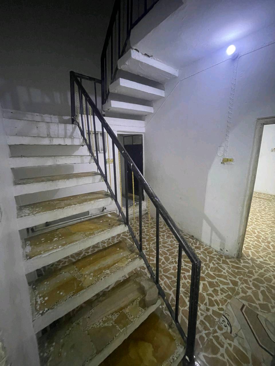 بيت للايجار بالتحرير مكون ٢ غرف نوم فوك وجوه استقبال وصاله ومطبخ وصحيات المساحه ١٠٠م
العنوان التحرير بشارع جامع الشهيدين قرب علي جمله 