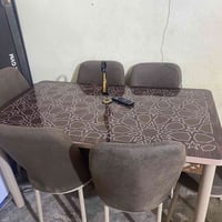 ميز طعام • مو نظيف • قابل تفاوض
