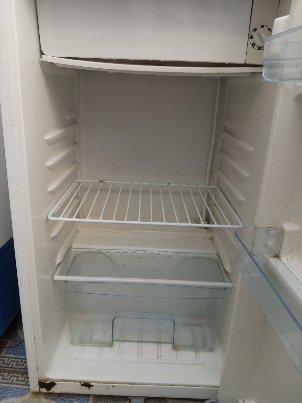 السلام عليكم ثلاجه صغيره البيع نظيفه شرط ب١٠٠ وبيها مجال مكانها جربوعيه ***********
