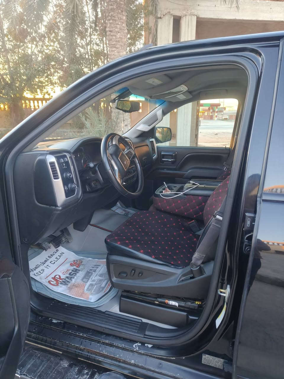 السلام عليكم
جمسي سيرا للبيع
موديل 17 

محرك 5300 
تشغل عن بعد
باب قصير بدي طويل
ضرر باب السايق فقط بدون دواخل 
وهنا بلعراق جاملغ خلفي جهت السايق بي بارد وصبغ شي قليل 
بجم كبس كير محرك كفاله 
سياره خير من الله نصبه تخبل 
رقم اربيل تحويل مباشر
مكان السياره ديالى بعقوبه 
السعر 185 وبيهة مجال للشراي
خابر وتدلل ***********
