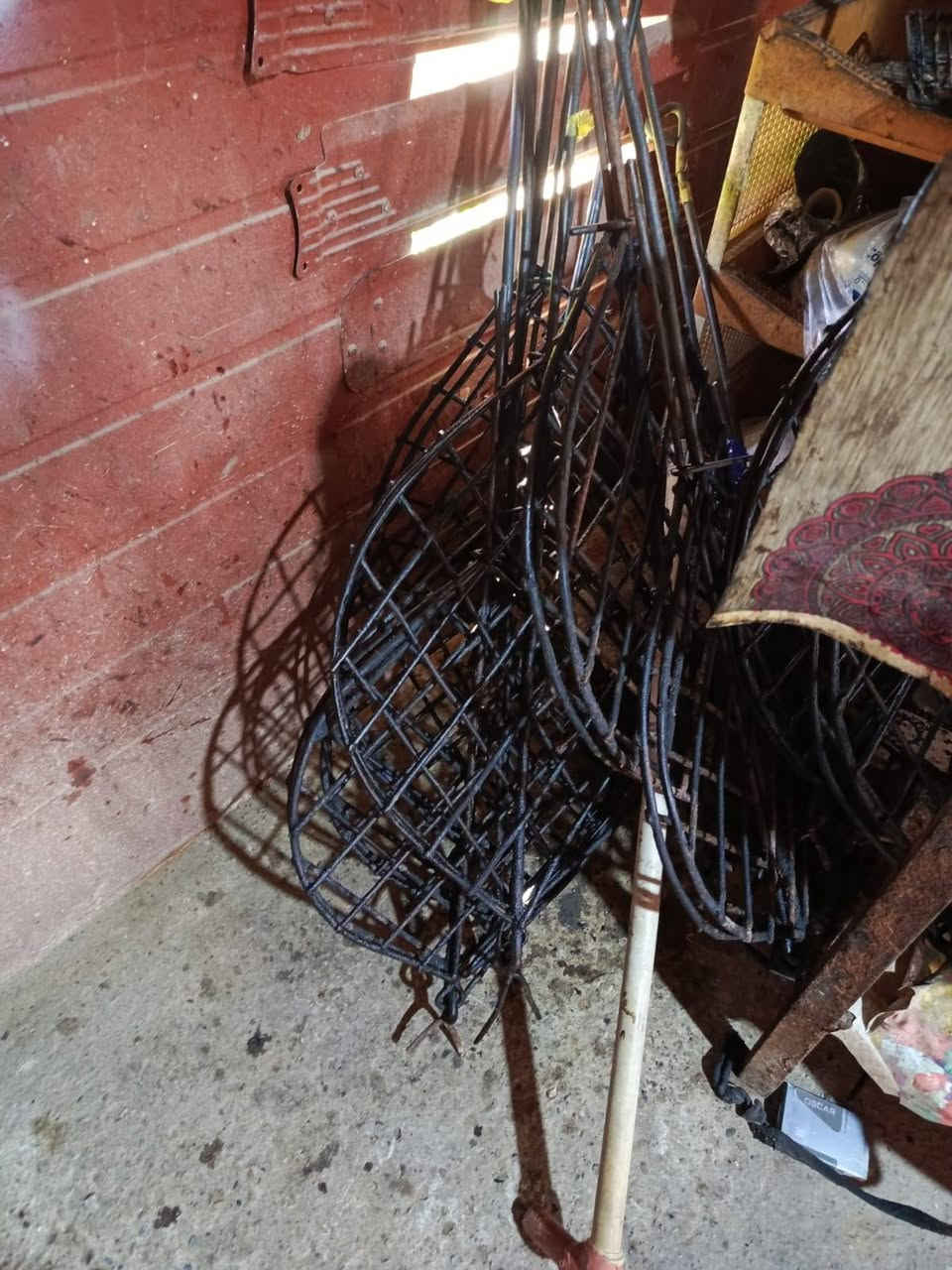 السلام عليكم عندي مناقل مسكوف وحطب وشوايات وعربانه وحوض  للبيع كلشي وسعرو واذا شلع السعر يختلف الاستفسار اتصال عالرقم ***********
