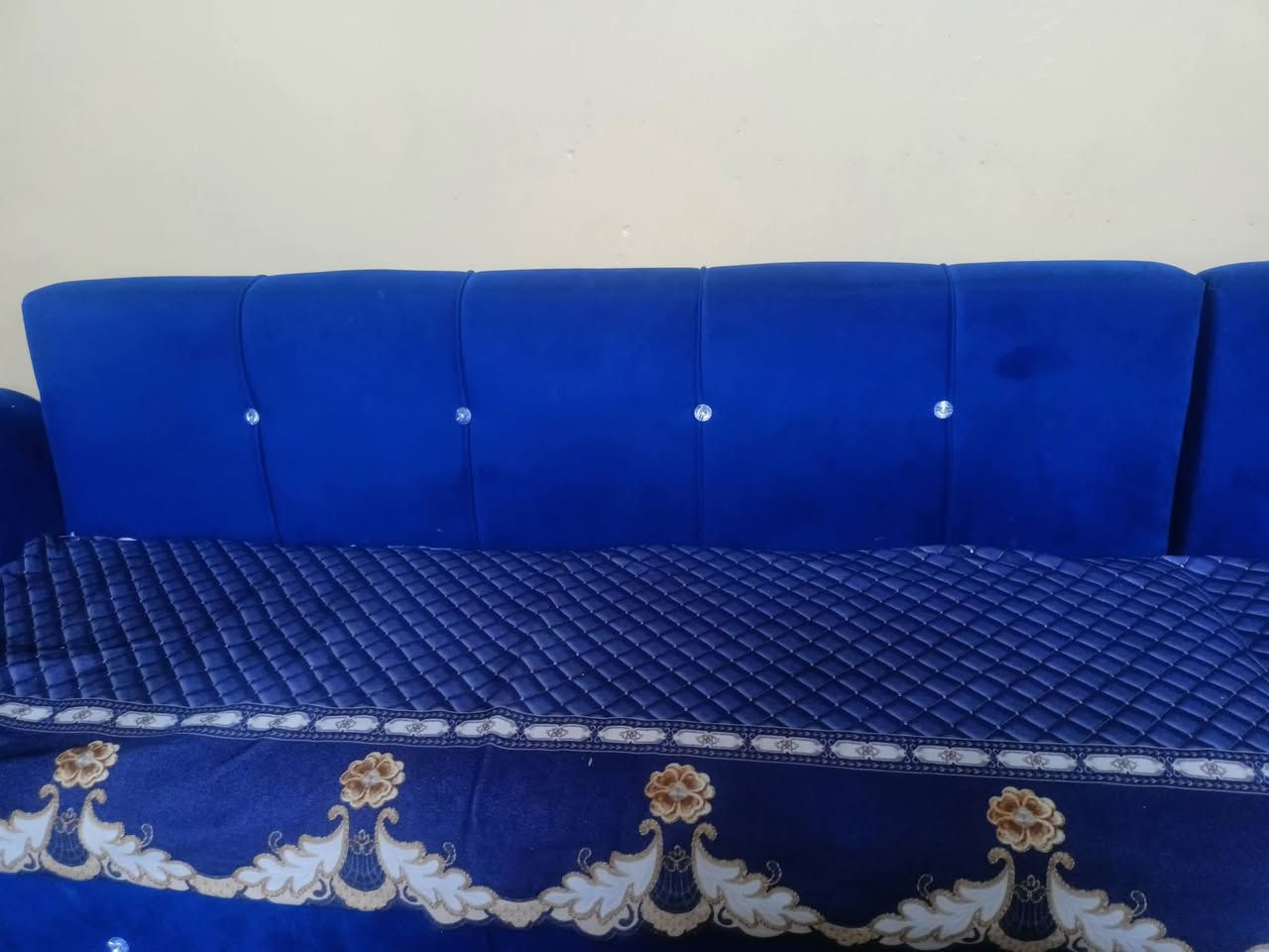 ديوان للبيع السعر 160 وبي مجال رقم الهاتف ‏‪***********‬‏
