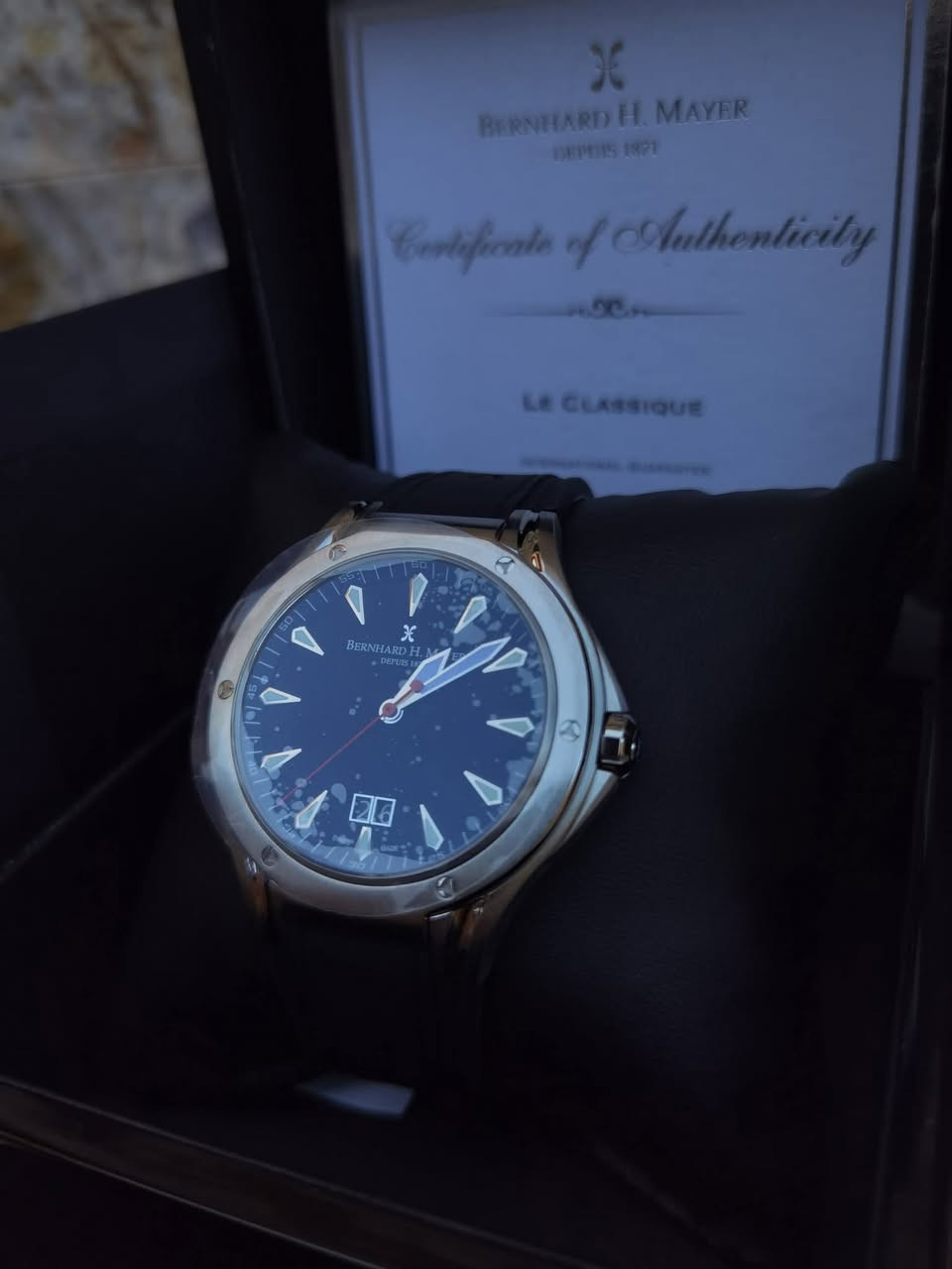 🔸 برنارد اج ماير // Bernhard H.Mayer
🔸سويسري أصلي 🇨🇭 
🔹 موديل: Le Classique  (سن القرش) 
🔹 كوارتز بطارية
🔹 قطر الساعه 43 ملم
🔹 ستانلس ستيل، سوار مطاطي (ربر) 
🔹 زجاج مقاوم للخدش
🔹 نافذه لعرض التأريخ
🔹 مقاومة للماء 100متر
🔹 مع كافة الملحقات علبة خارجية وداخلية وبطاقة ضمان + كتلوك فول ستيكر
✅ الساعة جديد لوك شمع غير مستخدمة
 
 📞للتواصل خاص او ***********
