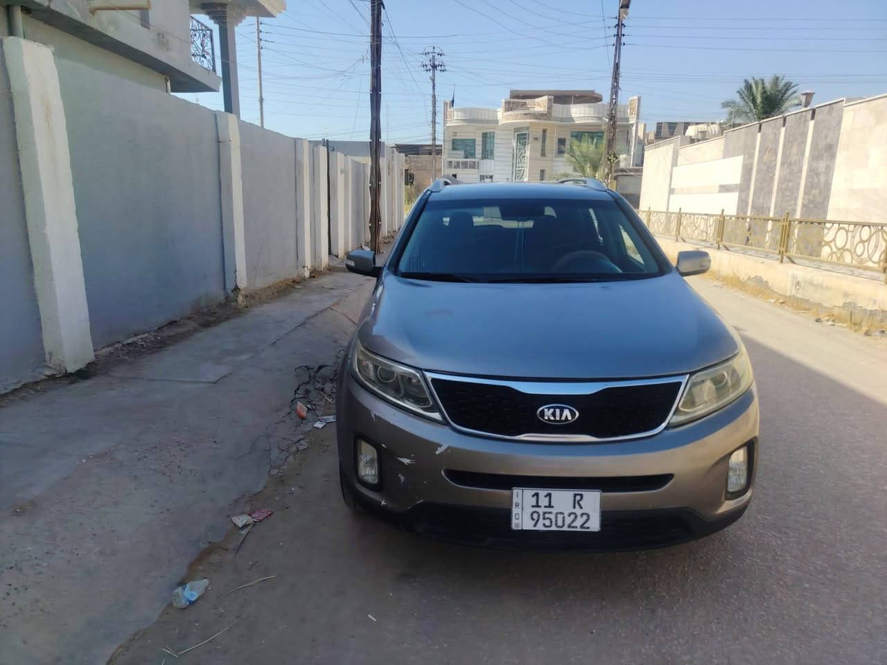 🛑 للبيع: كيا سورينتو 2014 🛑
​
​🌟 أبرز المواصفات:
​الماركة والموديل: كيا سورينتو (Kia Sorento) - الفئة Base.
​الموديل: 2014.
​المحرك: 6 سلندر، بحجم 3.3 لتر 
​ناقل الحركة: أوتوماتيك.
​العداد (المسافة المقطوعة): 168,490 ميل.
​اللوحة والسنوية: رقم بغداد، خصوصي (جاهزة للتحويل).
​✨ 
​.
​الداخلية: كشنات قماش مخمل.
​السعة: 7 مقاعد (3 قطع تبريد)،  
​الصبغ : السيارة نظيفة وبيها قطعتين صبغ فقط (الأجزاء المطلية: قطعتين) وباقي السيارة مكفول.
​💰 السعر والتفاصيل:
​السعر: [133 ورقه ] (وبيه مجال للشراي بعد المعاينة).
​المكان: [- بابل / المسيب].
​للتواصل : (اتصال أو واتساب): 📞 ***********
