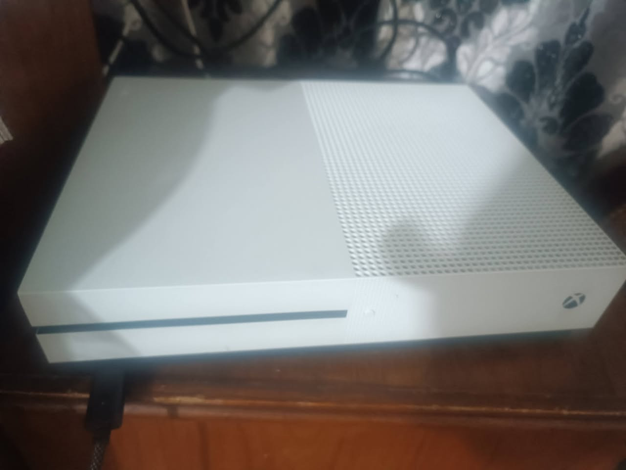 سلام عليكم اكس بوكس وان اس 1 تيرا نضافه 100/100 ويا جوستك كيم سير للبيع سعره 180 قابل للتفاوض + لو مراوس بجهاز 4 رقمي وتساب ***********
