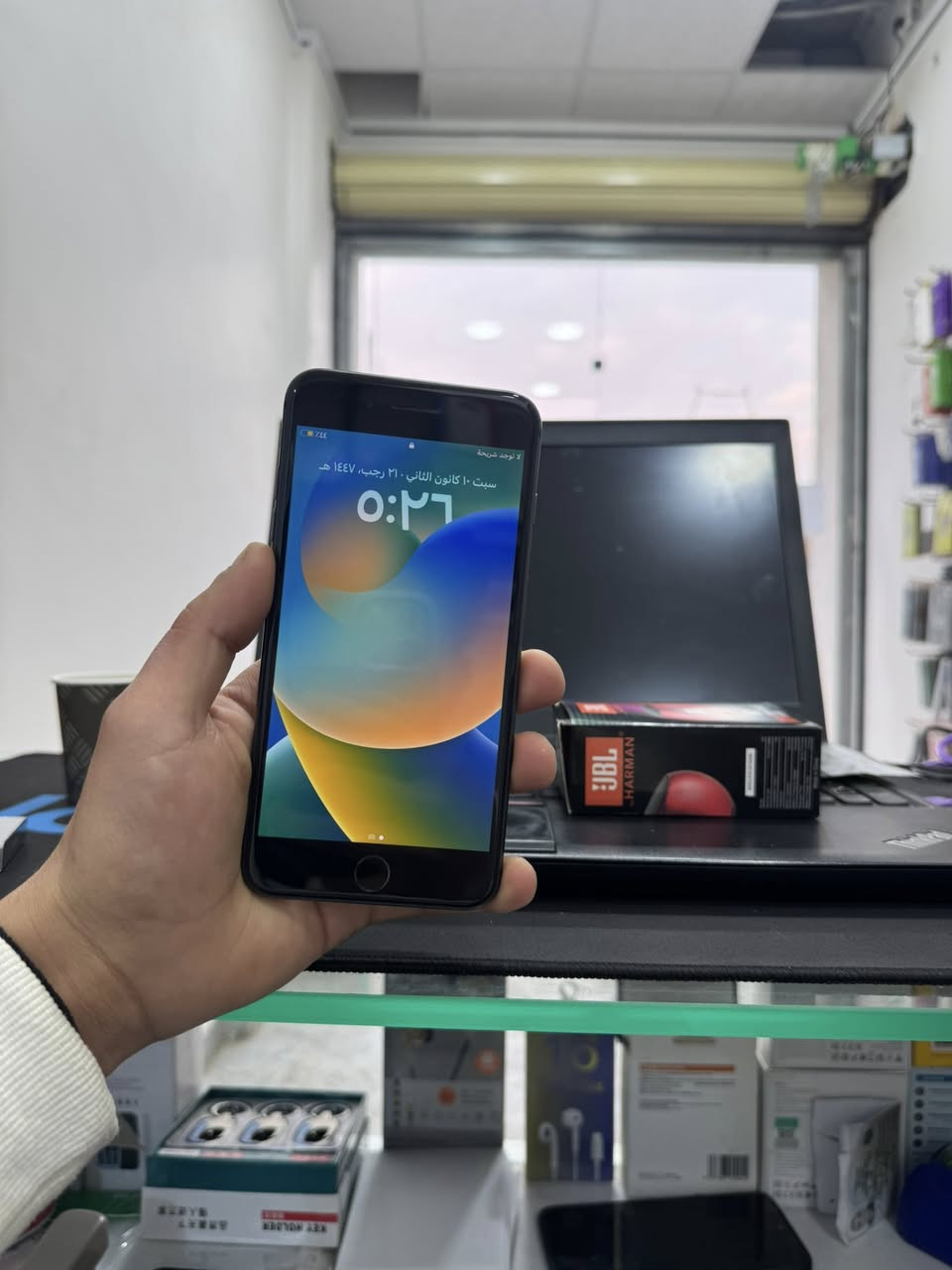 السلام عليكم آيفون 8بلص ذاكره 256 بطاريه 72 شركه تك سيم الجهاز نضافه 100\100 مثل ما وضح بل صوره السعر 140 وبي مجال لطيبين التواصل *********** ما متواجد عل فيس الجهاز شرط نورمان
