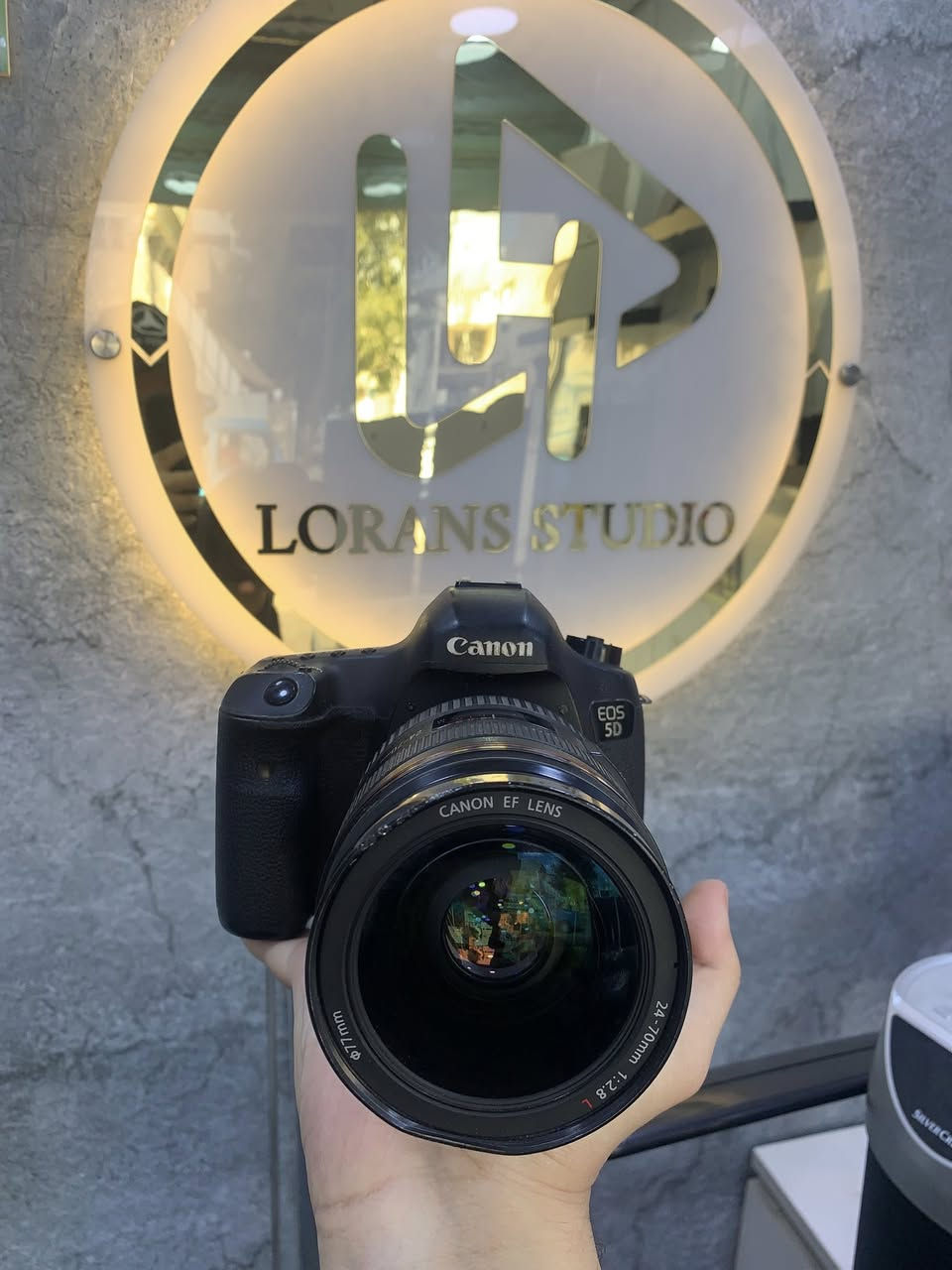 كانون 5D مارك 3   عدسه 24-70 هل كامره اثبتت جدارتها بكلشي  كامره نضيفه وراقيه للتصوير للفديو تفيد  جميع المصورين شغاله السعر مناسب وبي مجال  التواصل رقم  او وتساب فقط +964 776 865 7086 بيها خل جداا بسيط بالعدسه
