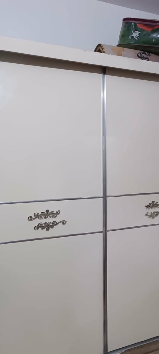 غرفه اخشاب البيع 
كنتور
جربايه ميز امرايه
بوفيات ٢ بصف الجربايه
***********
