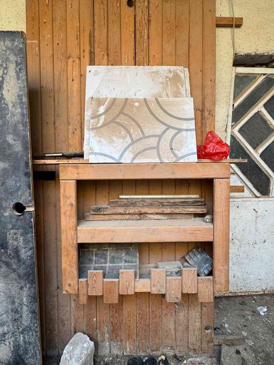 للبيع صفحه كامله مال حلاقه 2 ميز حلاقه وقطعه ارفوف وكراسي 2 خشب طبيعي ***********
