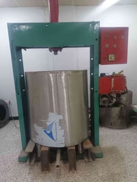 جهاز لانتاج الدبس مكون من مكبس وخزان دبل جاكيت سعة600لتر/الاتصال/ 0771...