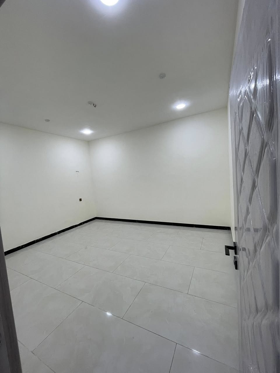 للايجار بيت مساحه ١٠٠ متر في حي الشباب المربع الذهبي 
طابقين ثلاث نوم استقبال مطبخ خدمات عدد ٢ جديد 
استفسار 
***********
