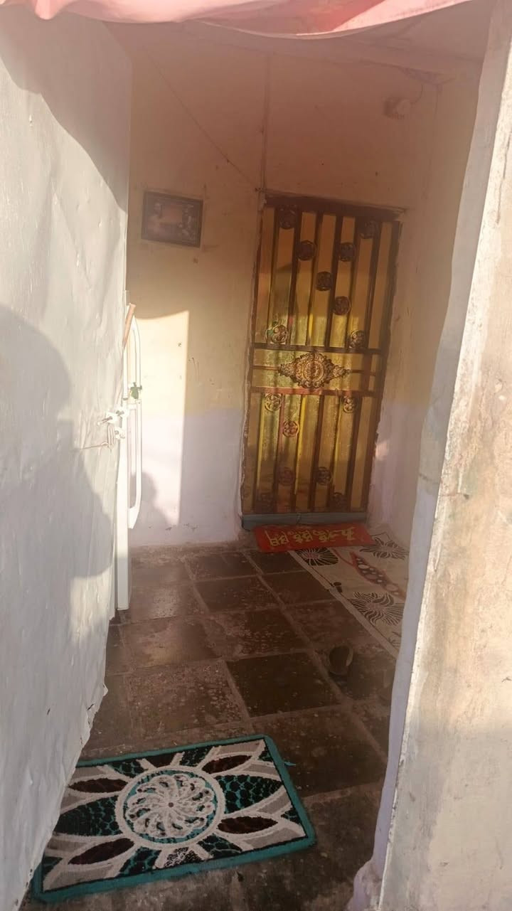 السلام عليكم بيت حواسم مساحته 300حي الشهداء شارع النص مقابيل الطاقه للبيع السعر 10ونص وبي مجال التواصل على الرقم***********واتساب
