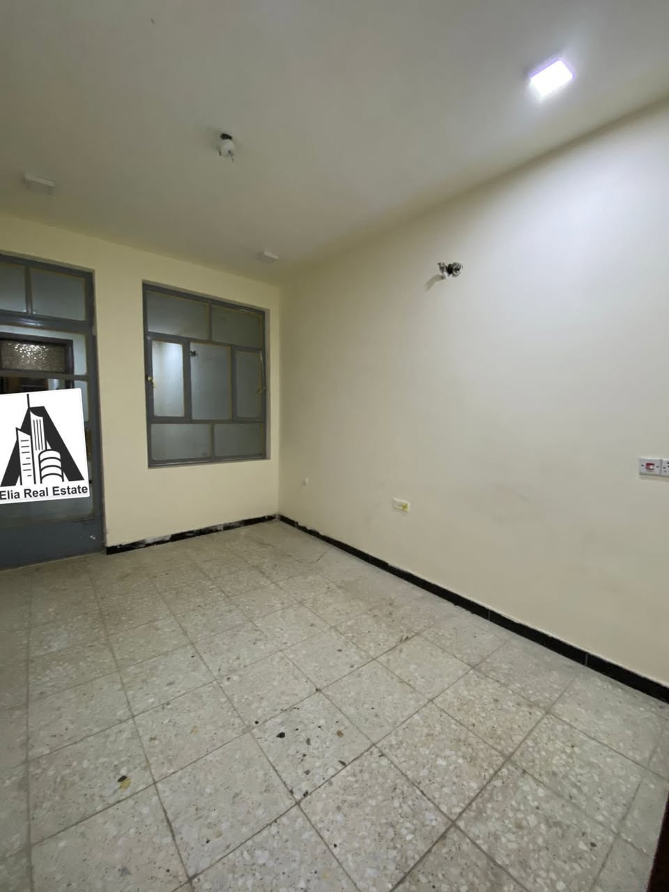 مكتب إيليا للعقار
للأيجار في السيدية 
تجاري او سكني 
مشتمل أرضي معزول عزل تام 
مساحه 175 متر مدخلين 
يحتوي على : طرمه و مدخلين 
استقبال ومطبخ وهول حولي 
وغرف نوم عدد 3 وصحيات عدد 2 
ومناور عدد 3 
الدار نظيف جداً وجاهز للسكن 
الموقع : السيدية الاقتصاديين قرب شارع 40 موقع تجاري ونشط يصلح للسكن او تجاري .. 
الايجار مليون وربع  بي مجال
للاستفسار 
***********
