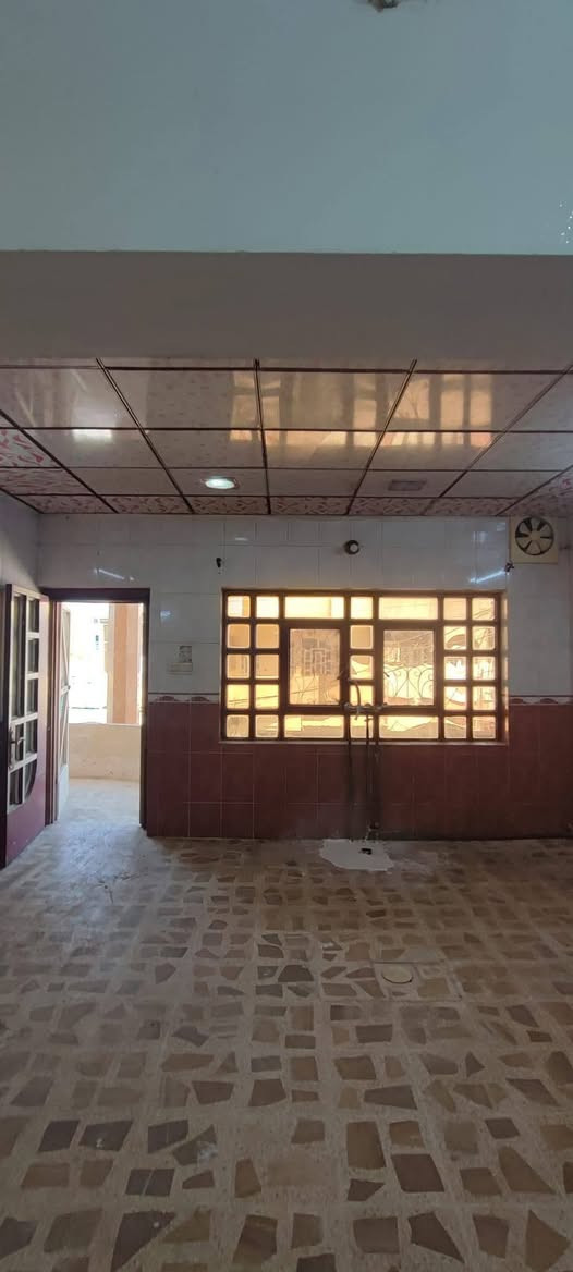 للأيجارالشقة الطابق الثاني(المساحة220م)🏘️ 
الموقع الشقة حي الصديق الثانية قرب متوسطة الرياض للبنات 

 3غرف نوم واسعة وهول ومطبخ وصحيات وبلكونة وبيتونة وسطح

(بدل ايجار الشقة350الف) 

للاستفسار مراجعة مع مكتب الوطن للتجارة العقارات 
او الاتصال على الارقام التالية 
كؤرك ***********
آسيا  ***********
