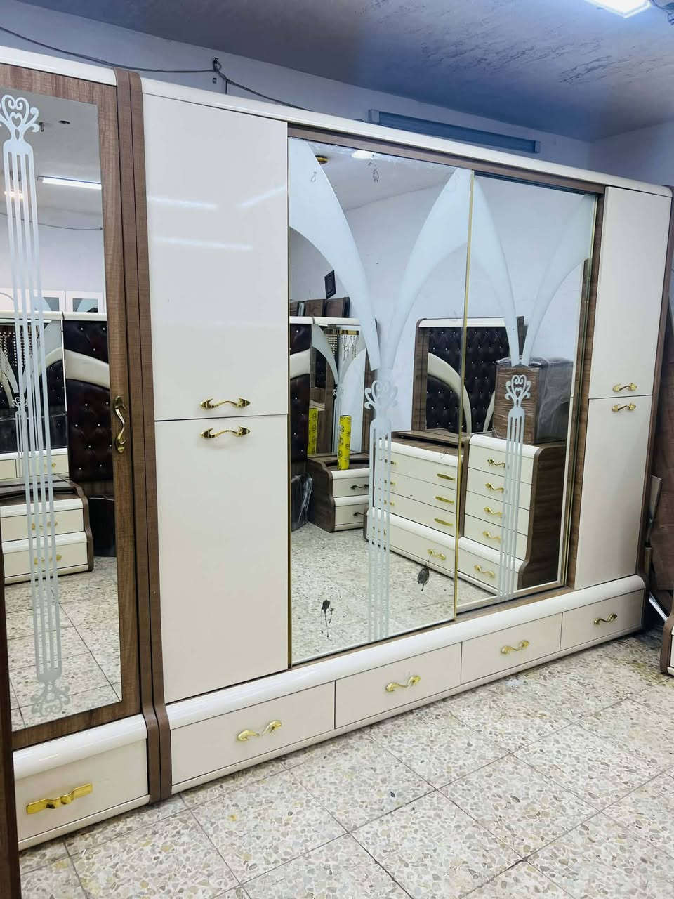 ✨ غرفة تركي  اصلي بلوك 11 قطعة ✨
 سرير مخزن  ضهر بلوك
 قماش وتر بروف أصلي
✨ نظافة 95 /💯
سعر مناسب كلش
🚚 شد ونقل مجاني داخل بغداد
📦 توصيل للمحافظات بكروه


**إذا كنت صاحب هذا الإعلان وتريد حذفه لأي سبب، رجاءا أرسل رسالة إلى الدعم الفني**