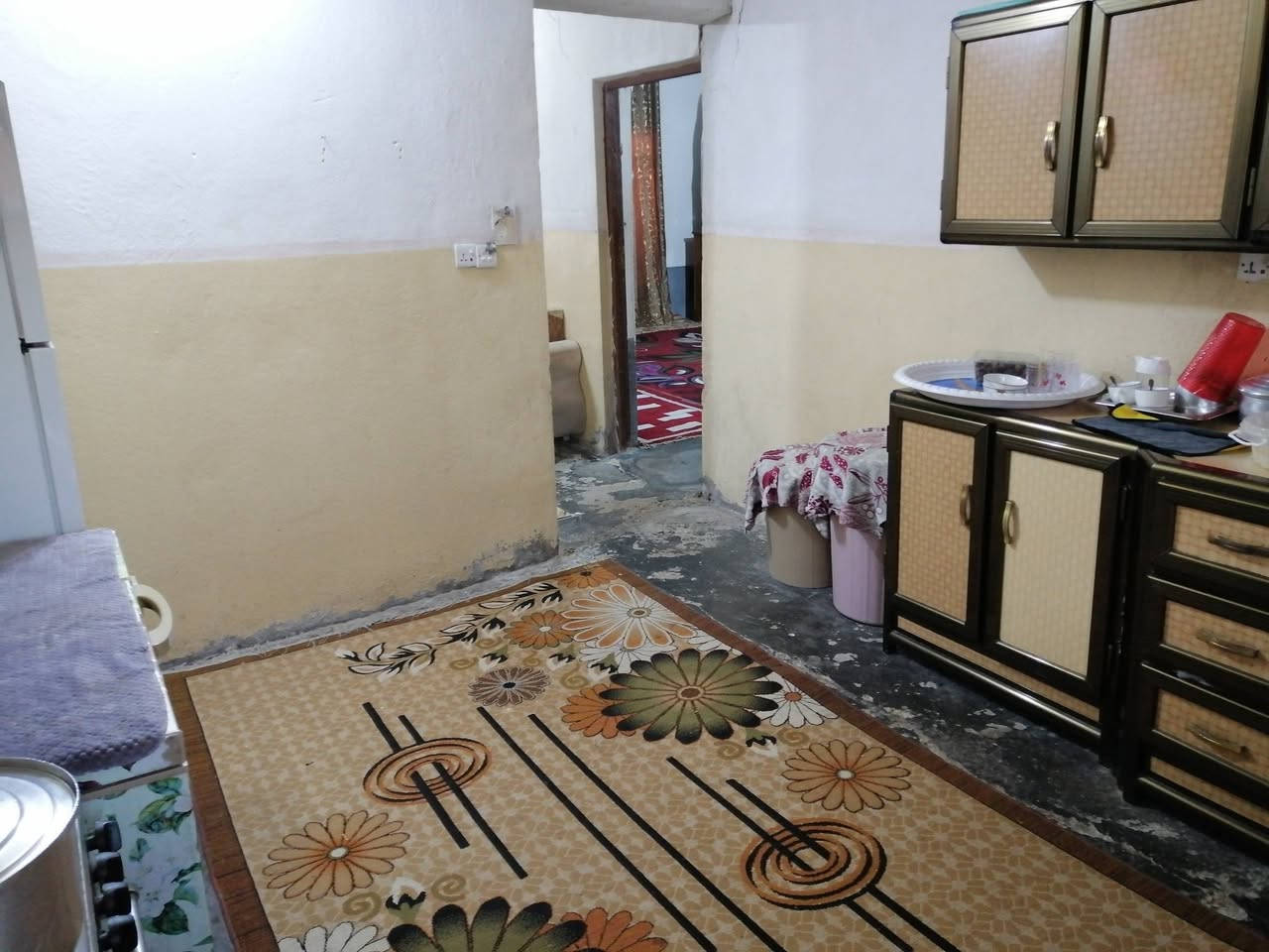 السلام عليكم يوجد بيت للبيع تجاوز حي الحرية مقابل الجملون وقريب على الغسل عبد والشارع العام السعر مناسب ملاحظه اكو كم غرض تنباع مع البيت مثل كاونتر والسنك و التخم واكو بعد غراظ البيت يحتوي على غرفة نوم وهول ومظيف ومطبخ البيت جاهز مي وكهرباء ومولد وساحه جبيره كدام البيت الي يريد يتصل على الرقم ***********
