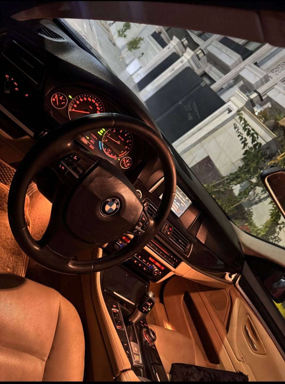 سلام عليكم BMW 520i عروش 2014
فول مواصفات 

بصمتين 

5 كاميرات 

اوتو هولد 

بردات بلادي 

بيبان شفط 

و غيرها 

حادثها جاملغ جهة سايق و بونيد بدون دواخل 

كير و مكينه بشرط 

 للاستفسار عل سعر هذا رقم صاحب السيارة 0751 430 0816
