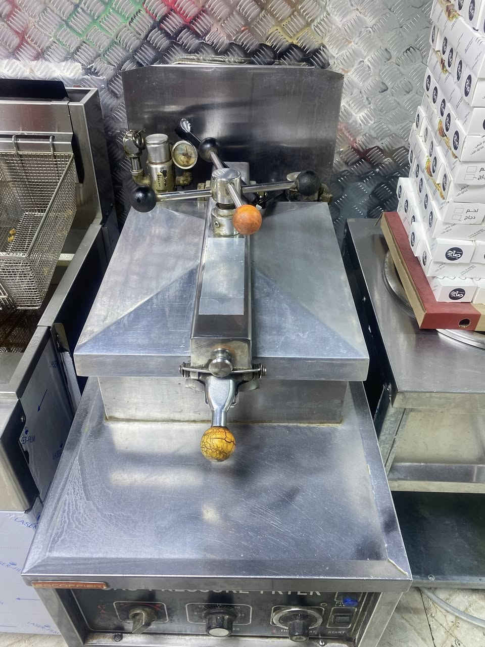 غراض مطعم للبيع جدر  كنتاكي وكرل منضي وغلايه منضديا للبيع لشراي يجي خاص ***********موجود وتساب
