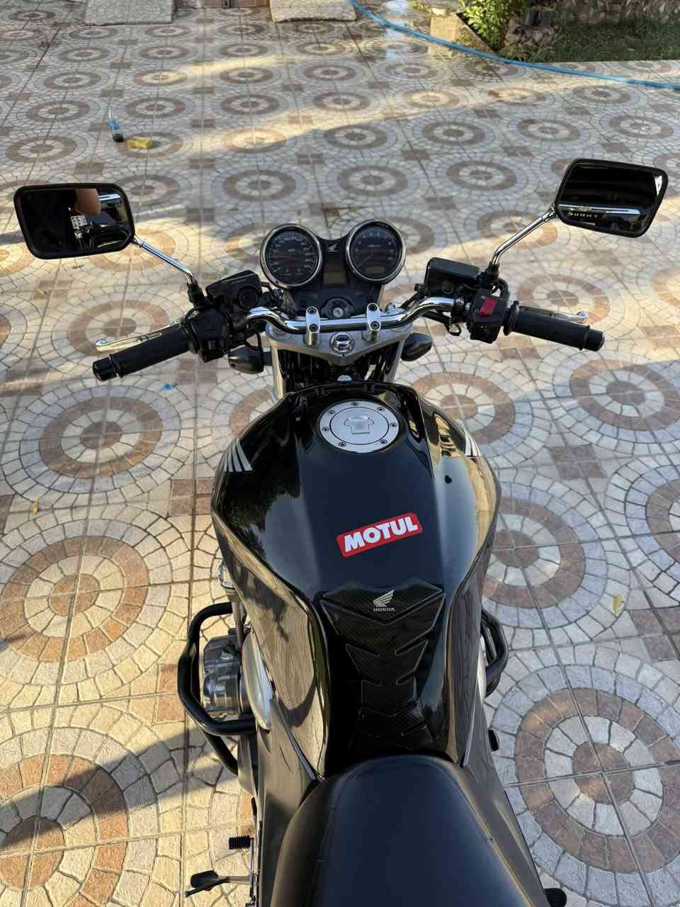 اللهم صلي على محمد وآل محمد 🖤🇯🇵
للبيع CB1300cc موديل 2005 الدراجة وكالة وكفالة عامة طك كارتون جاهزة من كل شي تخم تايرات اصلي وكاسحة اصلية الكزوز بلادي (ام الصفارة) مكينتها بل جيس الدراجة مثل ما بل صور اذا تختلف كروتك علية دراجة جديدة ومامتعوبة وبلعافية عل ياخذها 
رقمي *********** موجود واتساب 
اتصل او راسلني وتدلل 
مكانها ديالى كنعان 📍
