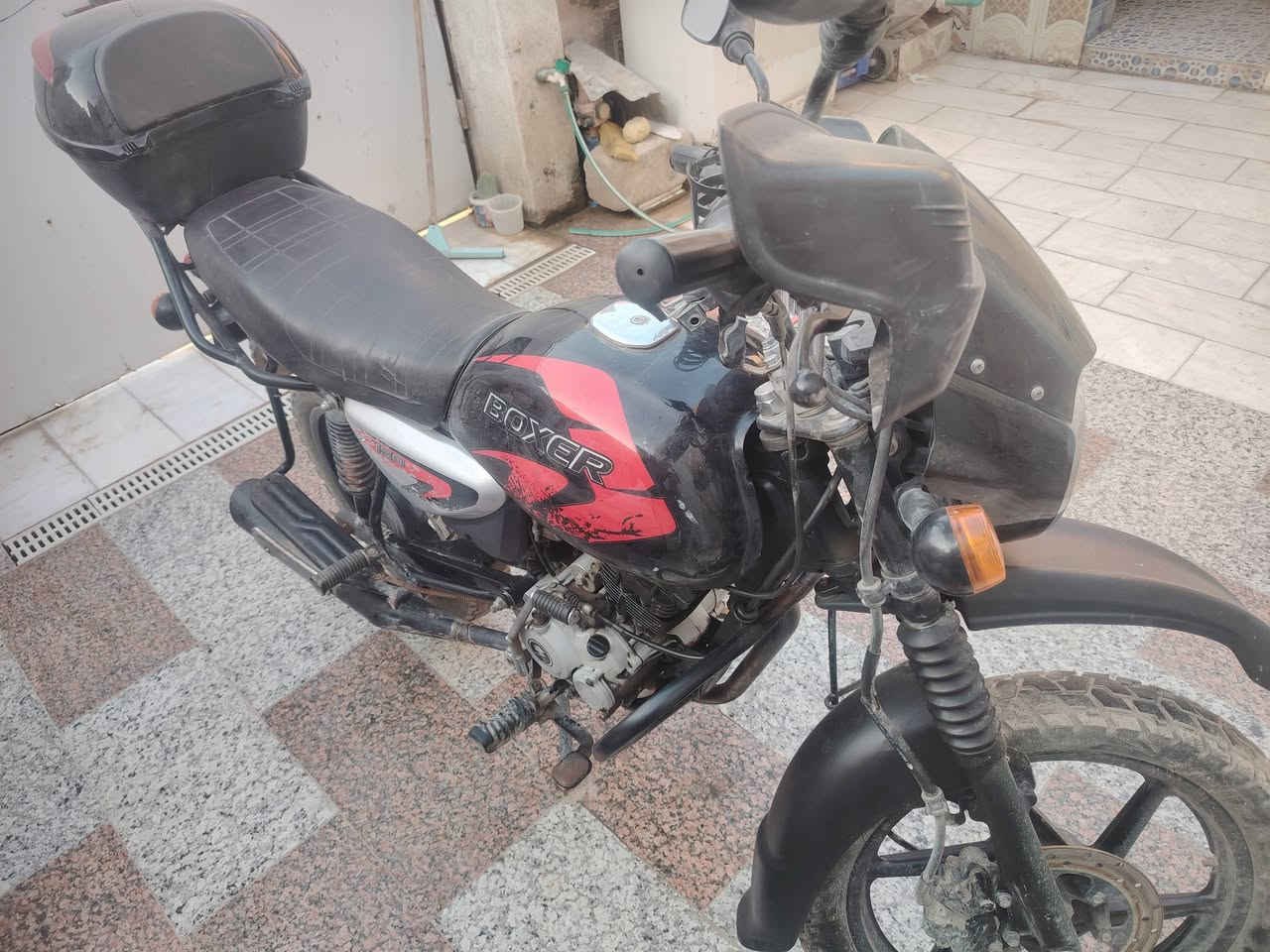 بوكسر مديل 23 للبيع دراجه نضيفه وحلوه بس محركه تعبان يعني لمحرك كوم حديد اوراق كامله اصوليه سعره 900 يريده يتصل ***********
