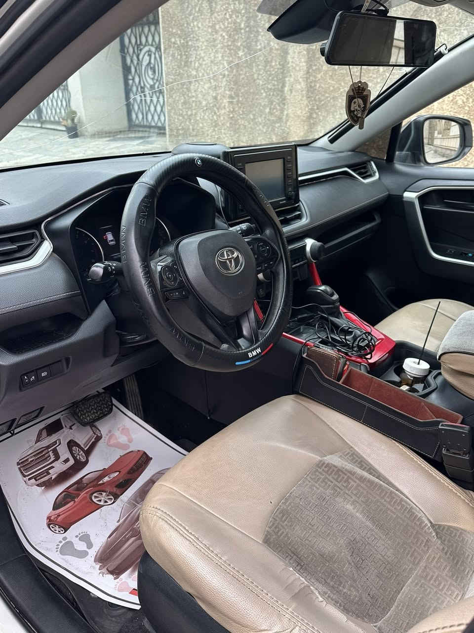 السلام عليكم راف فور 2020 Le لون ابيض محرك بانزين 2500 امريكي مواصفات كامرة راداد مثبت سرعة مثبت مسار تحكمات كاملة سيارة اعتمادية معروفة حادثهة بامريكة بارد بس بسيط وبل عراق باب خلفي ايمن هم بارد حيل خفيف  صور الحادث بل منشور السكن بغداد 
***********
