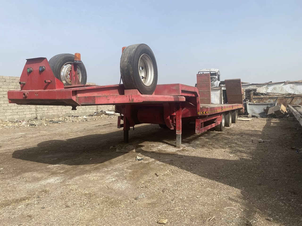 السلام عليكم
عربة لودر داناكير ١٣تايرات ١٩ونص 
ثلاث محاور جاهزة للعمل 
السعر ١١٠
رقم 
***********
***********
