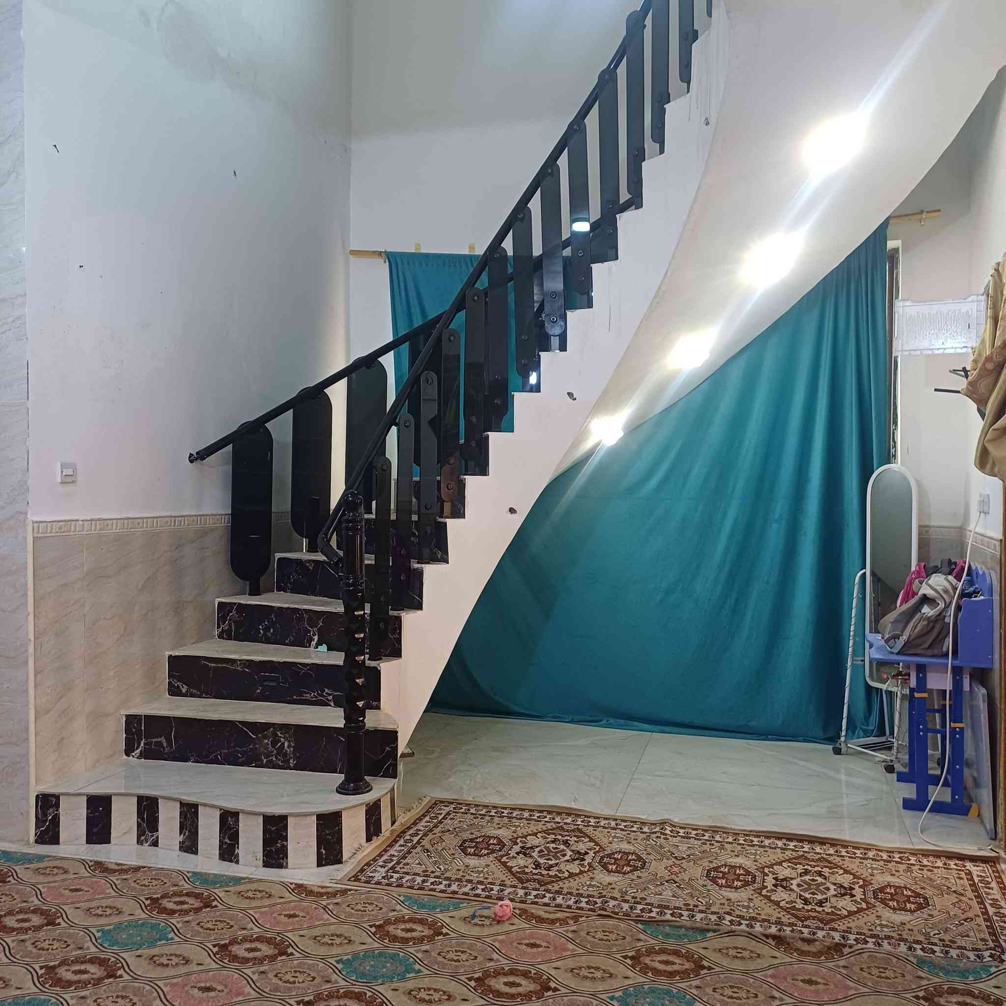 بيت موقعه تجاري للبيع مساحه 325 طابو اسهم
بناء 190م  غرفتين و صاله واستقبال 

 والمساحه الكدام 135 م تصلح محلات 

شارع السفينه قرب جامعة جعفر الصادق  

على الشارع العام
للاستفسار ***********
