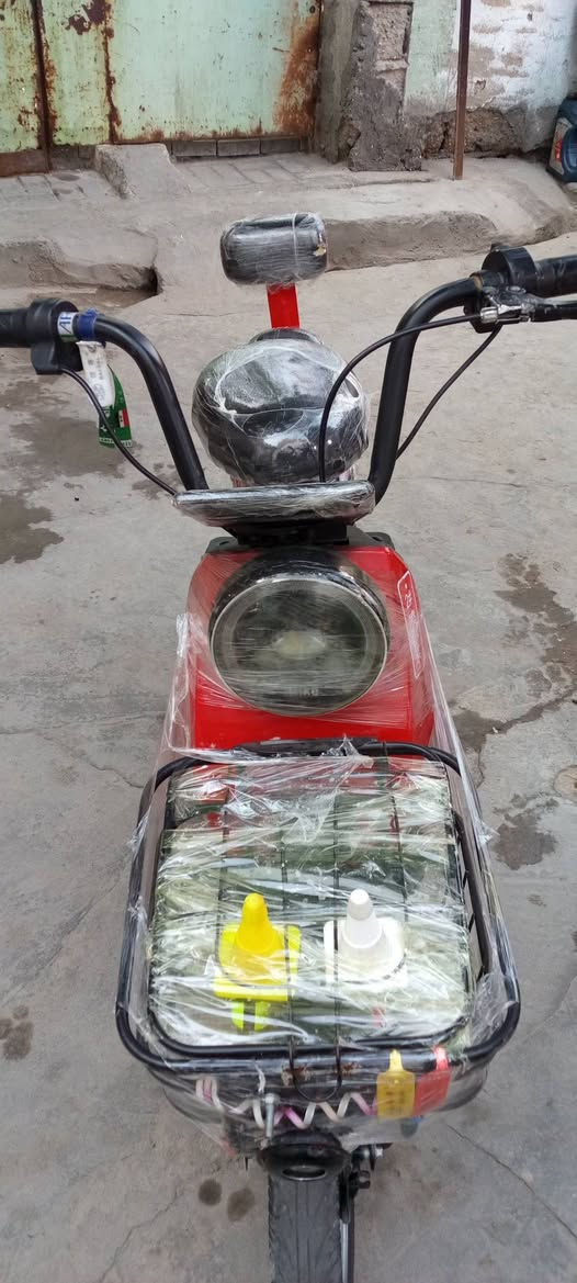 السلام عليكم دراجه شحن حجم 14 الدراجه حلوه ونضيفه///الشاشه فقط لا تعمل الدراجه تشتغل طبيعي وتمشي وحلوه شاحنه وياها وسله بطاريات اربعه حلوات نضافه الدراجه 90 سعرها 225 وبيها مجال حك الجيه مكاني البصره القبله حي الشهداء ***********
