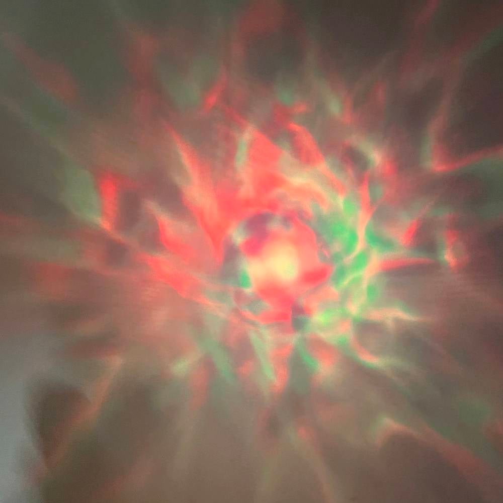 هذا بروجكتر إضاءة على شكل دمية لطيفة، يوفر تأثيرات ضوئية مذهلة تضيء الغرفة بألوان متعددة وبتصاميم مختلفة مثل النجوم والسحب. مثالي لتحويل أي غرفة إلى فضاء مبهر أو لإضفاء جو مريح وممتع لجلسات الاسترخاء أو المناسبات الخاصة. تصميمه جذاب وسهل الاستخدام ويمكن وصله بالكهرباء.