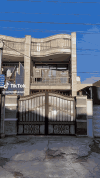 بيت للبيع مساحة ١٣٥ نزال ٣٠ واجهة ٤ ونص ٣ طوابق بناء حديث يحتوي على كراج سيارة وغرفة خطار ومطبخ مفتوح على صالة وحمام صحيات وغرفة نوم ومنورين 
الطابق الثاني غرفتين نوم كبار وصالة وحمام صحيات وبالكون 
الطابق الثالث غرفة غسيل ومخزن وسطحين صغير وكبير للاستفسارالموقع حي اور ال٦٠٠ فرع اسواق عطا العبيدي الاتصال ***********واتساب
