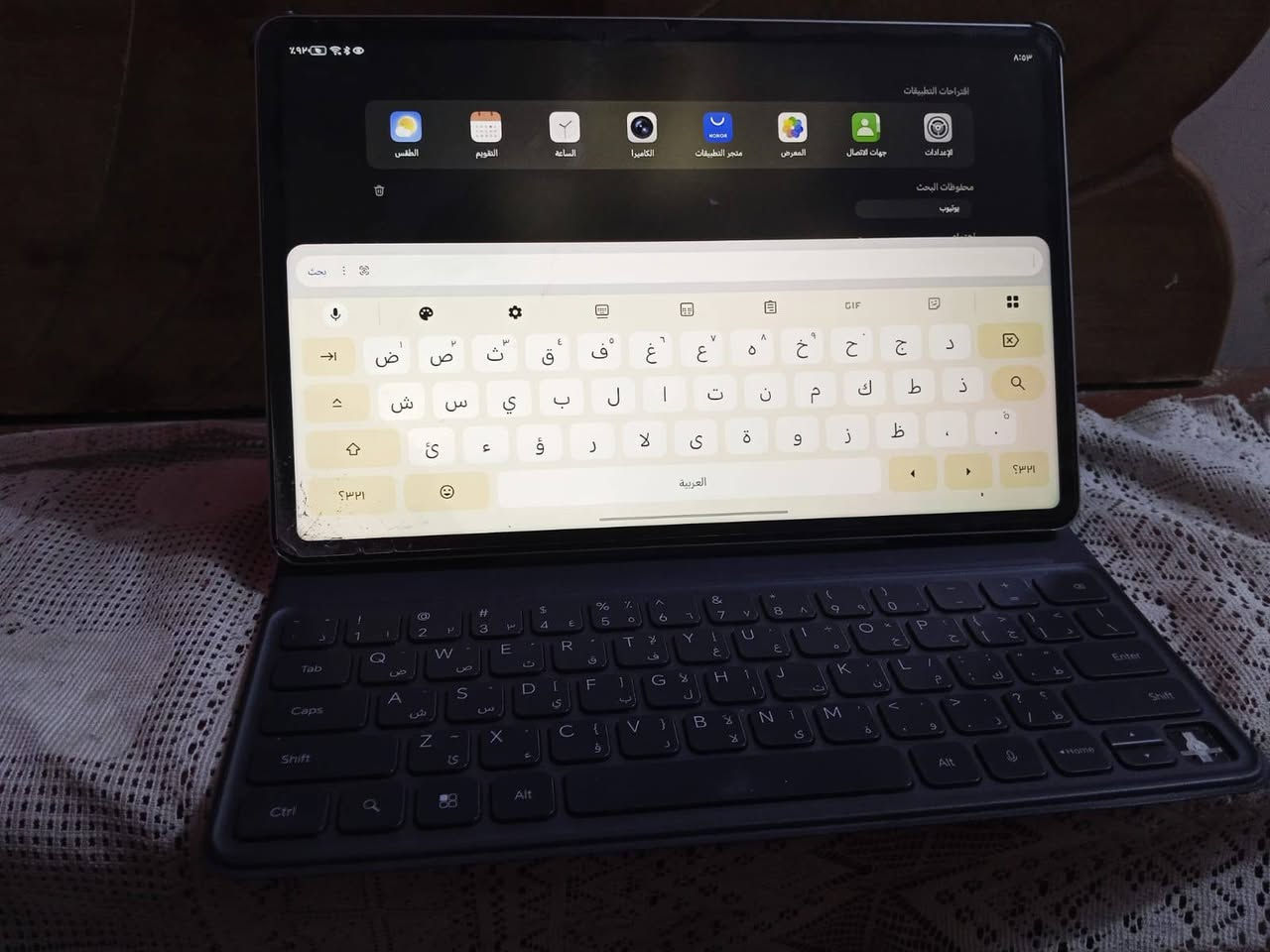 السلام عليكم ايباد البيع نوع الجهاز / HONOR Pad 10 الجهاز نضيف بيه حاسبه شغاله وياه كفر وكارتونه وصارلي 3اشهر مستخدمه وبيه كسر بشاشه او بل الزكه ما متكد منه مثل مجاي اشوف بعينك  سعره/350 وبيه مجال الرقم /*********** /متواجد  مزنجر وتساب وخط وهلا بيكم
