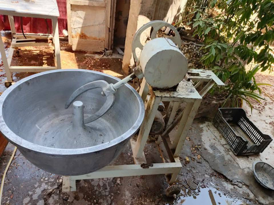 سلام عليكم
اغراض مستخدمة للبيع
 قيم السعر واخذ
-مثرامة لحم حجم 22 كبير
-بلور حجم كبير
-عارضة لحم
-طباخ 4 عيون كبيرة حديد ثقيل اصلي 
-عجانة كبيرة 
-مجمده وضع شركه
-عارضه 
-مفرغه مال شوايه 
العنوان كربلاء 
للاستفسار التواصل على الارقام التاليه اتصال او مراسله واتساب 
*********** واتساب فقط
***********
***********
