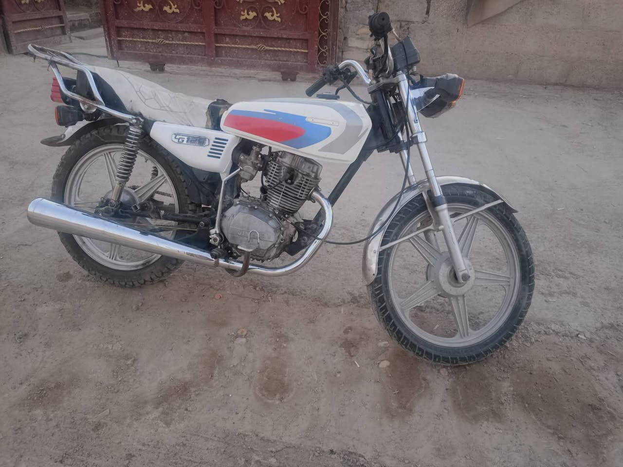 دراجه للبيع يرادلهه اشويه ترتيب بدون اوراق اشويه بيهه نواقص بسيطه السعر 200وبيهه مجال للشراي 
اتصال 
***********
