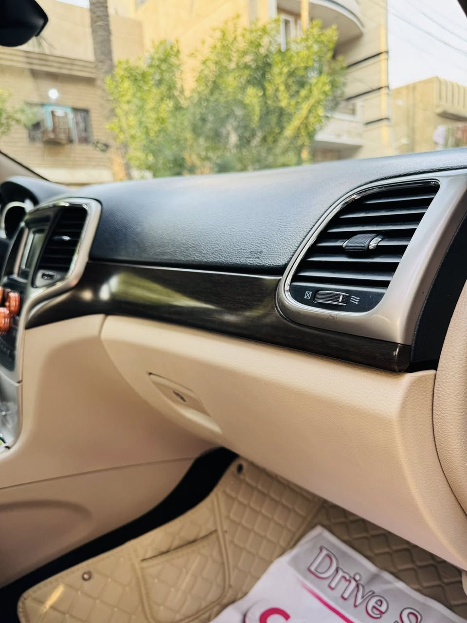 السلام عليكم جيب لاريدو 2016 كلين تايتل كفاله عامه من الضربه والصبغ والتبديل مكينه كير ع وضع الشركه
 ماشيه 83 mi
رقم بغداد بأسمي
كشنات جلد كهرباء شفتات استيرن 
شاشه كامره حساس خلفي 
ويل 18 تخم تاير جديد
بغداد الرصافه
***********
