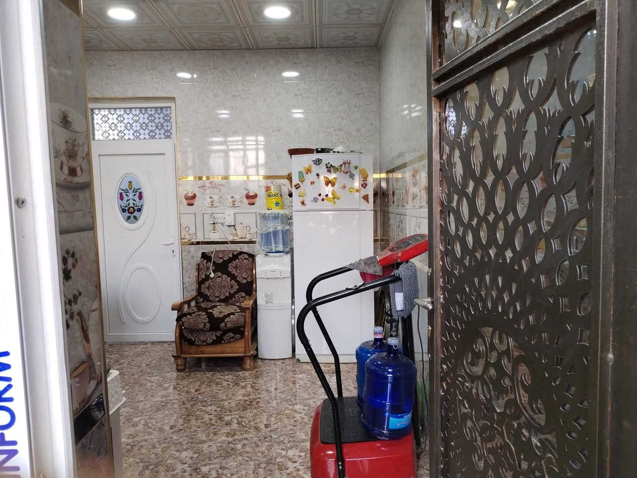 الدار معروض للبيع في الجغيفي الأولى شارع 12 مساحة 150 واجهه 7.5 نزال 20 بناء سنة 2013 الدار ذو طابقين الطابق الأول مطابق الطابق الثاني من حيث عدد الغرف والمطبخ ولحمام سعر البيت205 وبي مجال المراجعة صاحب الدار ***********
***********
