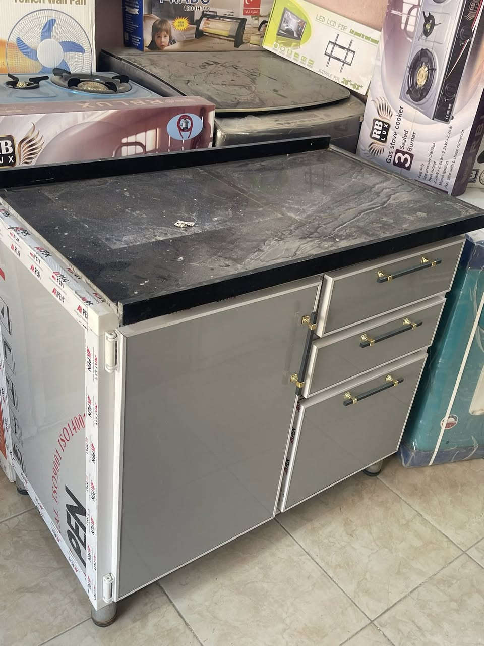غراض مستعملات للبيع كلش انضاف  سنك مترين مرمر ويا ميز متره هم مرمر احطاطه شغل درجه اولى وابلازم حجم 43سمارت فول نت وخزانات العد 2 كلش نضاف وموطور مستعمل اقل الشهر وميز مال مكتب هم مستعمل وقنينه غازعراقيه  الغراض كلش نضاف ***********
