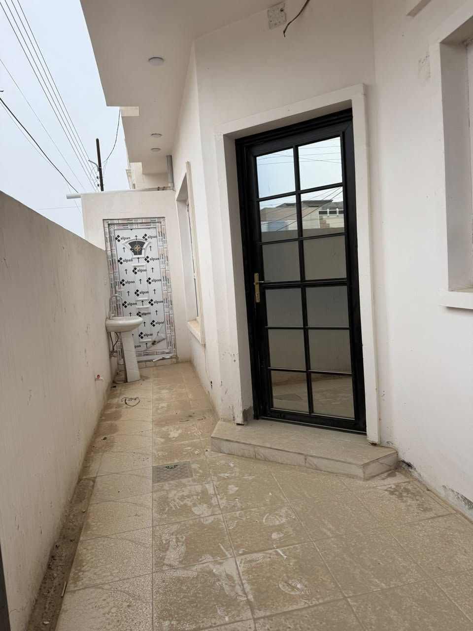 سلام عليكم 

يتوفر بيت للايجار بل الديوم بصف شارع ٤٠  وقريب على  المدارس والسوك وقريب ايضاً على شارع ٦٠ جداً قريب 
مساحة البيت ١١٠ متر 
يتكون من ؛: ٣ غرفه نوم واستقبال ومطبخ 
٣ مجموعه صحيه كلش مرتب البيت وجديد 
السعر : ٢٥٠ الف قفل 
للاستفسار اكثر اتصال 
هـ : ***********
