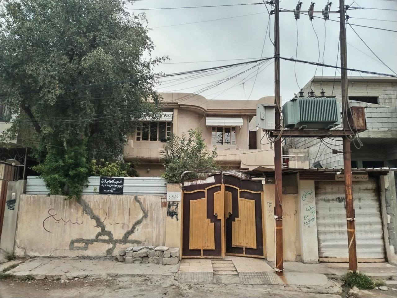 السلام عليكم
بيت للبيع طابق ونص معزول الفوك في حي الانتصار قريب علئ سايدين الصناعة قرب موالدة النور وقاعة اعارس روز
المساحة /220م
الارضي يحتوي علئ 3 غرف وهول وستقبل  ومطبخ وصحيات ومحل خارجي 
الفوك يحتوي علئ غرفه ومطبخ وصحيات 
ملك صرف بأسم صاحبه السعر اتصل على الأرقام : ***********
***********
