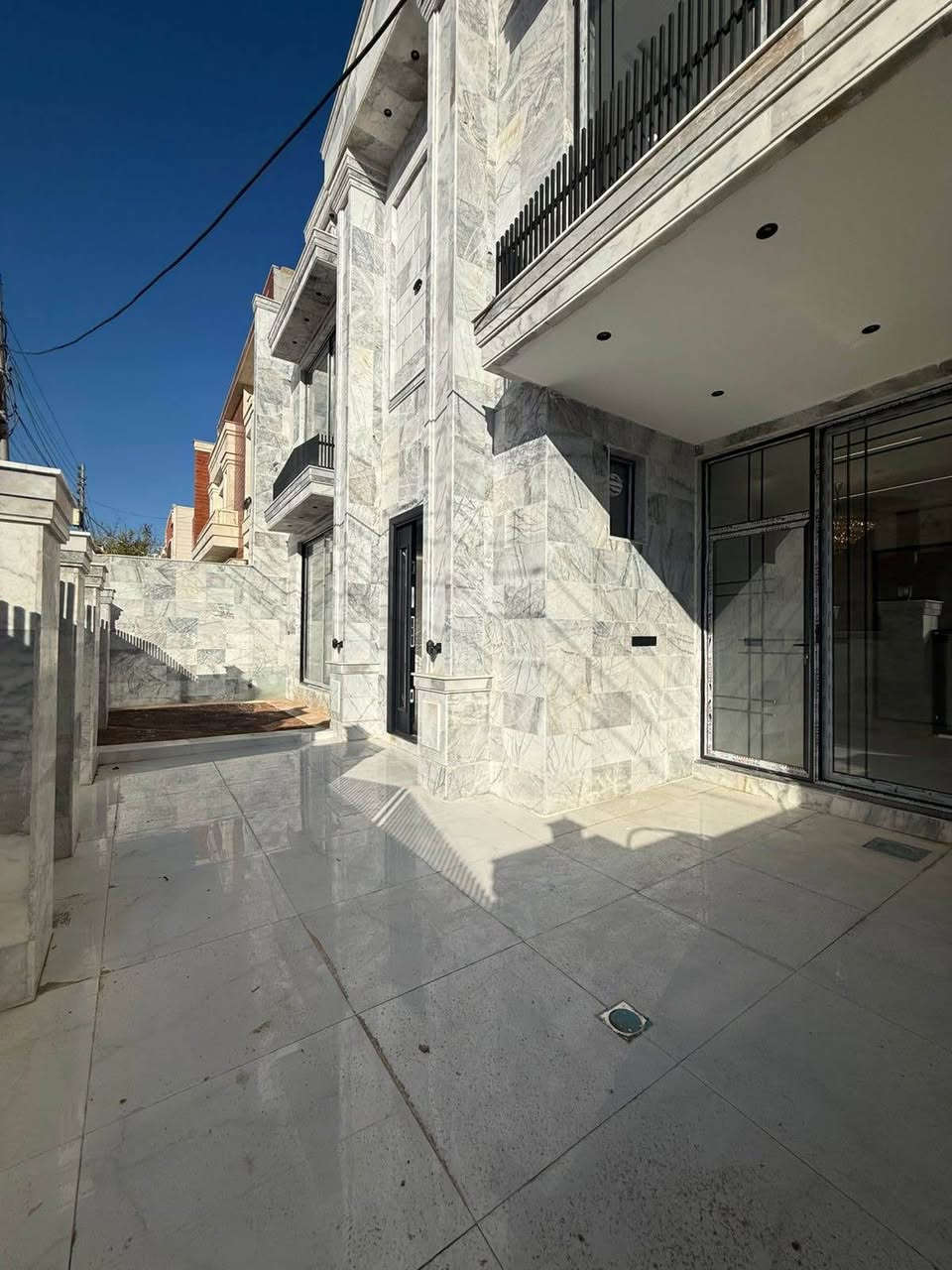 سلام عليكوم عرض اليوم انسب عرض موجود حالياً في اربيل منطيقة سيدوبارك البيت طابو 
مساحتة بيت 250م
خمس غرف نوم
حمامات ماسترسويت 
واجيهتة بيت كبس مرمر 
دواخل بيت كلها صقوفات مغربي بيت فول مواصفات
للمزيد من المعلومات اتصل بينا

📞☎️ 0750 386 1964 whastup أربيل, العراق
