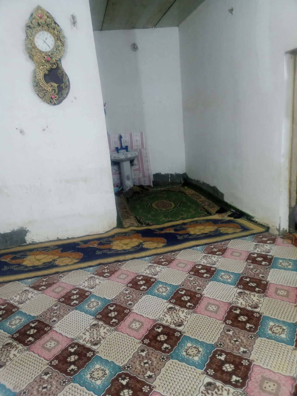 السلام عليكم بيت للبيع حي سكينه قرب الشارع العريض التبليط مساحة البيت ٢٢٥ يتكون من غرفتين نووم وحده قياس ٥ في ٤ والثانيه ٤ اونص في ٤  وحمام داخلي مترين وهول ٧ في ٣ اونص ومطبخ ٥ في ٤ واستقبال ٦ في ٤ وطارمه جبيره البيت سعره ٢٥ بيه مجال بسيط وللاستفسار اكثر مازنجر او اتصال ***********
