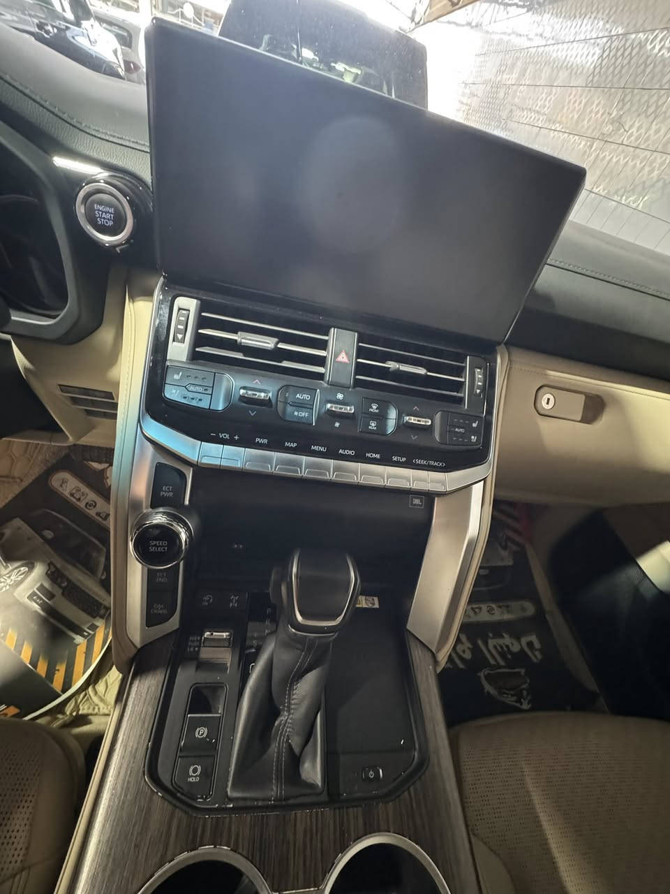 السلام عليكم
لاندكروز Vx limited  2024
السعر 75.000 $ وبي مجال 
مكان السياره بغداد
الاستفسار ***********
