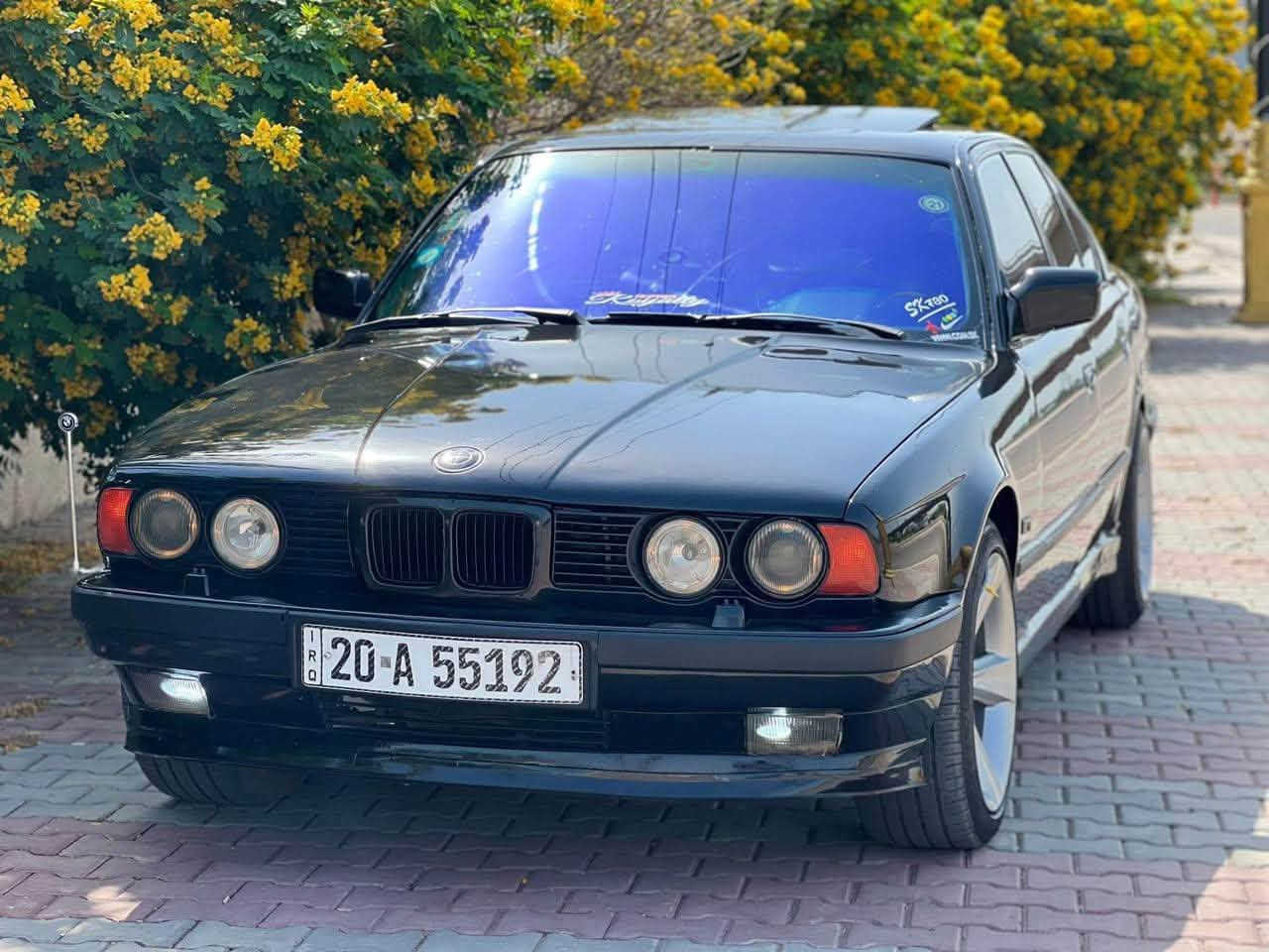 سلام عليكم bmw 525 مفتوح موديل 1991 للبيع سياره نضيفه كلش كير مكينه مكفولات 
كهربائيات كلها مكفوله 
سياره نقصها بس تبريد 
باتري جديد تخم وياله خليه جديد وتايرات تخم جديد 
سياره صدر امامي خلفي جديد
سياره صارف عليها كلش هواي وفلوسها بيهاا 
وشرط تحويل ثاني يوم
مكانها بغداد حي الخضراء 
رقم الهاتف : ***********
السعر 55 وبيها مجال
