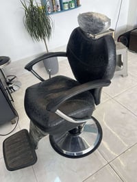 كرسي حلاقه للبيع نضيف ٪؜٩٠  سعر  ١٢٥ 07714648540