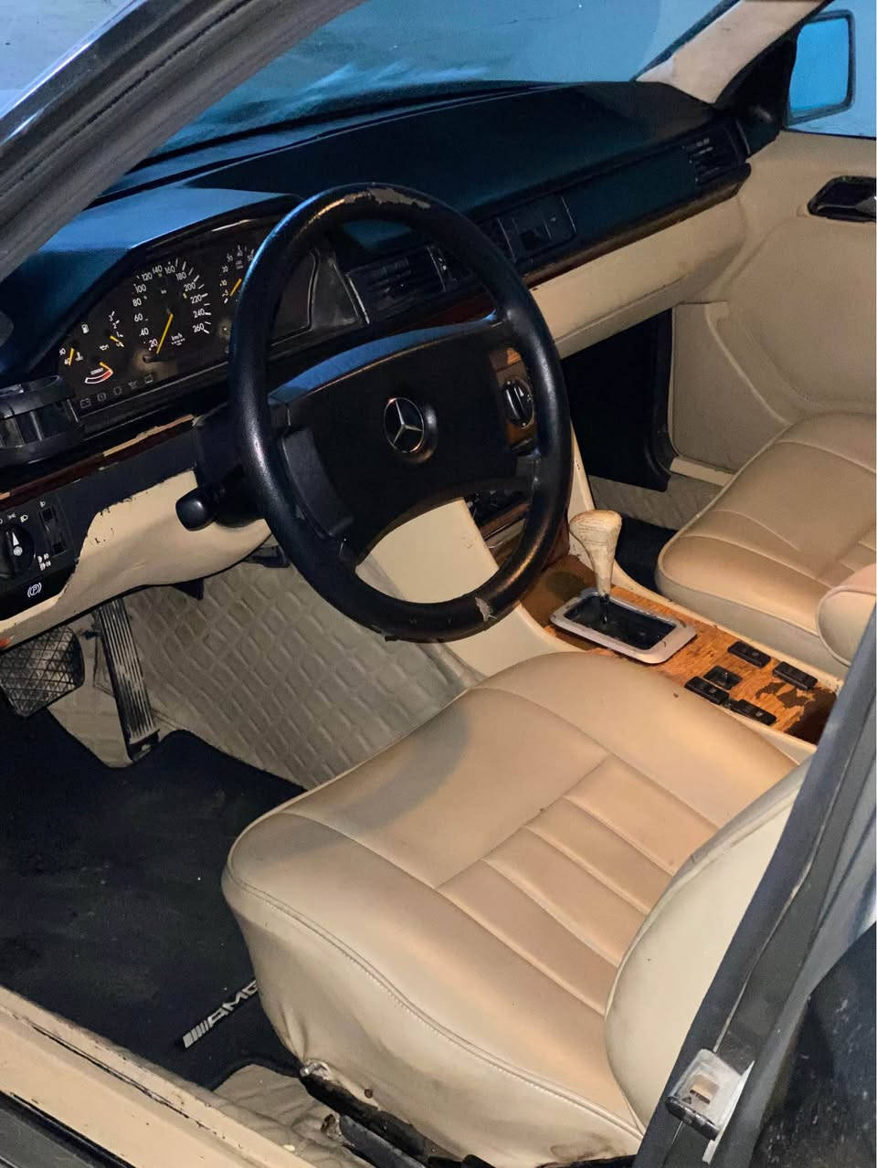 ﷽
مارسيدس كوپەی W123 E300
مۆدێل :١٩٨٨
نمونە لە پاکی و جوانی 
ئاڕم پلاستیک هەولێر 
بەشەرتی خرامەو ئەوەلیات هەمووشتێ
مەکەکینەی بطە ٣٠٠٠
بەشەرتی گێڕ و مەکینە 
هەموو گیانی ئیشەکەت تەنانەت ABS ئیشەکات
تەقەو ڕەقە و چرکەی تیا نیە 
دەعامی بۆ دەعامی بە شەرت 
تازە کامل بۆیاخ کراوە بۆ جوانی ئێشتا پۆڵیشم نەکردوە
نرخی :٤٦$ مەجالێکی کەم 
شوێن:  سلێمانی 
ز.م :***********
ژمارەکەم لە کۆتا وێنە نوسراوە السليمانية, العراق
