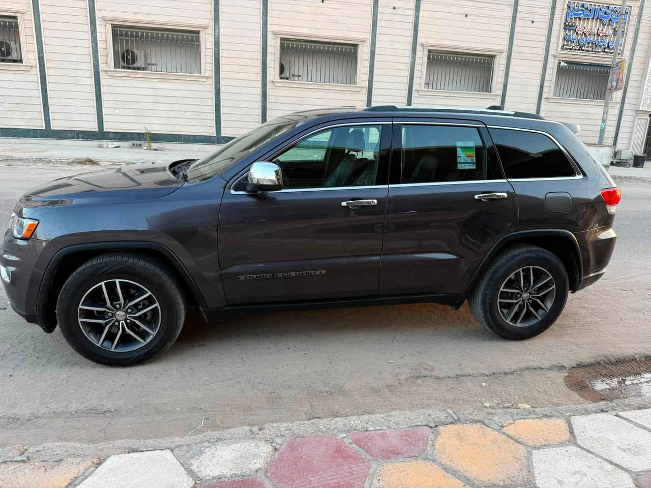 سلام عليكم جيب شيروكي مويل ٢٠١٨ لمتدفول عد الفتحه رقم بغداد بسمنه مشروع وطني تتحول وين ما تريد وارد أمريكي حادثه باب السايق مبدل جديد نفس الون والباب الخلف السايق بي شويه بارد فقط 
***********
*********** البصره قضاء المدينه السعر ١٧٧$
