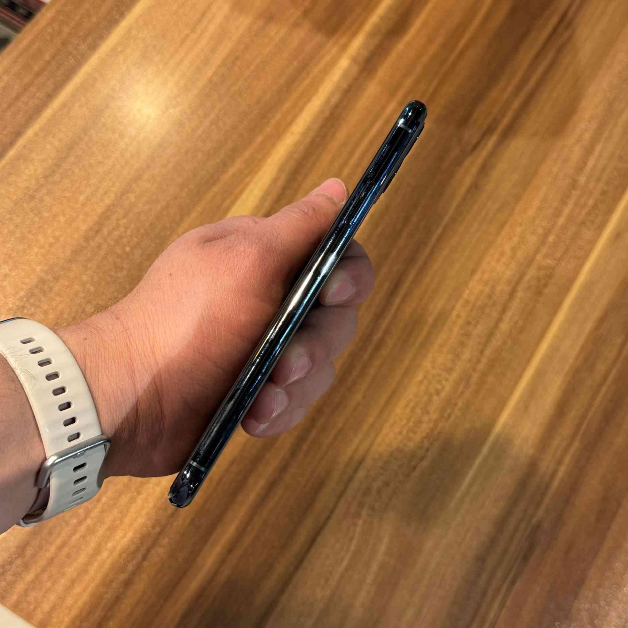 السلام عليكم
آيفون 11برو ماكس للبيع 
بطاريه 85
نضافه 90
ما مبدل بي اي شي
نضيف على فحص 
موضح كلشي بالصور 

وأي ستفسار اني حاضر 

***********
متوفر واتساب وماسنجر
سعره 375
مكاني بغداد المنصور مقابيل مول بابلون
