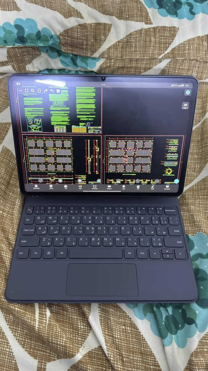 عدي هذا شاومي 7 برو هو و كيبوردة 
ذاكرتة 512
مشحون 56 مرة
بطاريتة 100
بي شخطين واحد صفح واحد جوة. 
ب650 الف و عاشو عيشة سعيدة 
*********** بغداد حي الجهاد معندي توصيل
