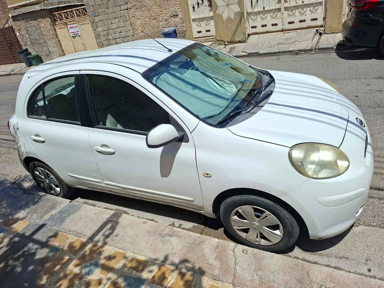 نیسان میکرا مۆدیل ٢٠١٥ سەیارەکی جوان و خاوێنە ڕەقەم و سەنەوی نوێ یە بستێک سبوغی هەیە لەگەڵ سێ جێی گچکەی تەعدیلی هەیە گێڕ و مەکینە و تەبریدی بەشەرت هیچ مەسرەفی تێدانیە شاشە ئایپات و کامیرەیە 
سعری ٨٥ وەرەقە مەجالەکی کەم 
ژ.م *********** أربيل, العراق
